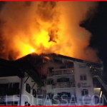 Pauroso incendio a Moena, brucia il tetto dell’Hotel Dolomiti